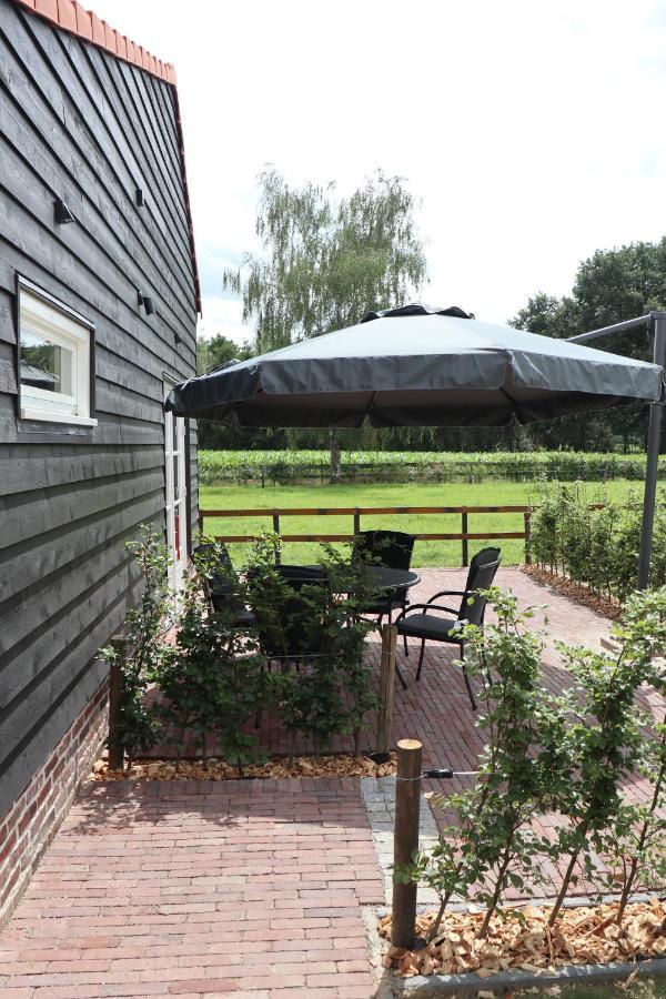 Villa Met De Kippen Op Stok - Vakantiehuisjes Baexem Exterior foto